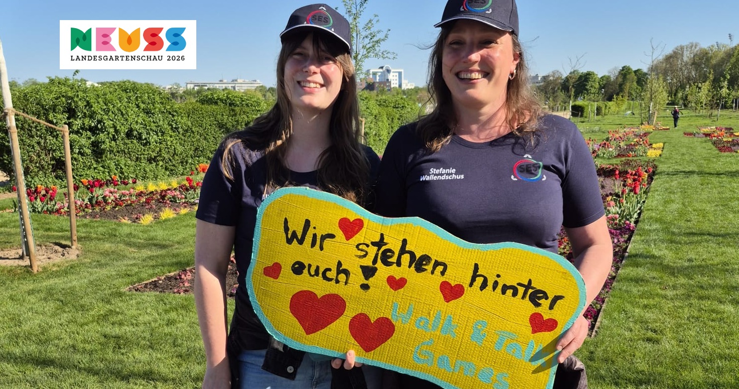 Stefanie Wallendschus vor dem Praxisschild